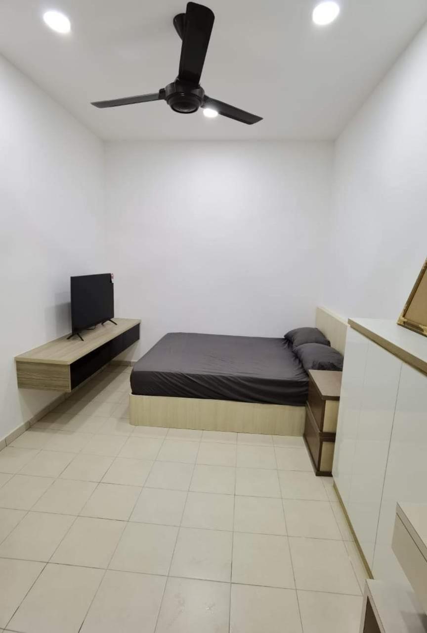 Infinity Homestay Bandar Cemerlang Улу Тирам Экстерьер фото